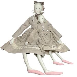 Mother Daughter Doll Set Magnetic Hands New Taupe Dresses